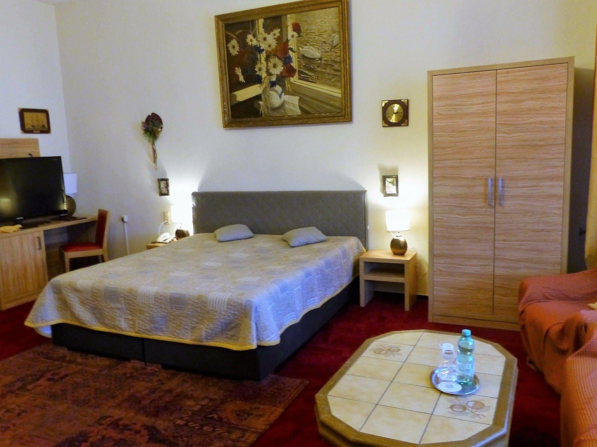 Hotel Pension Savoy Near Kurfuerstendamm 베를린 외부 사진